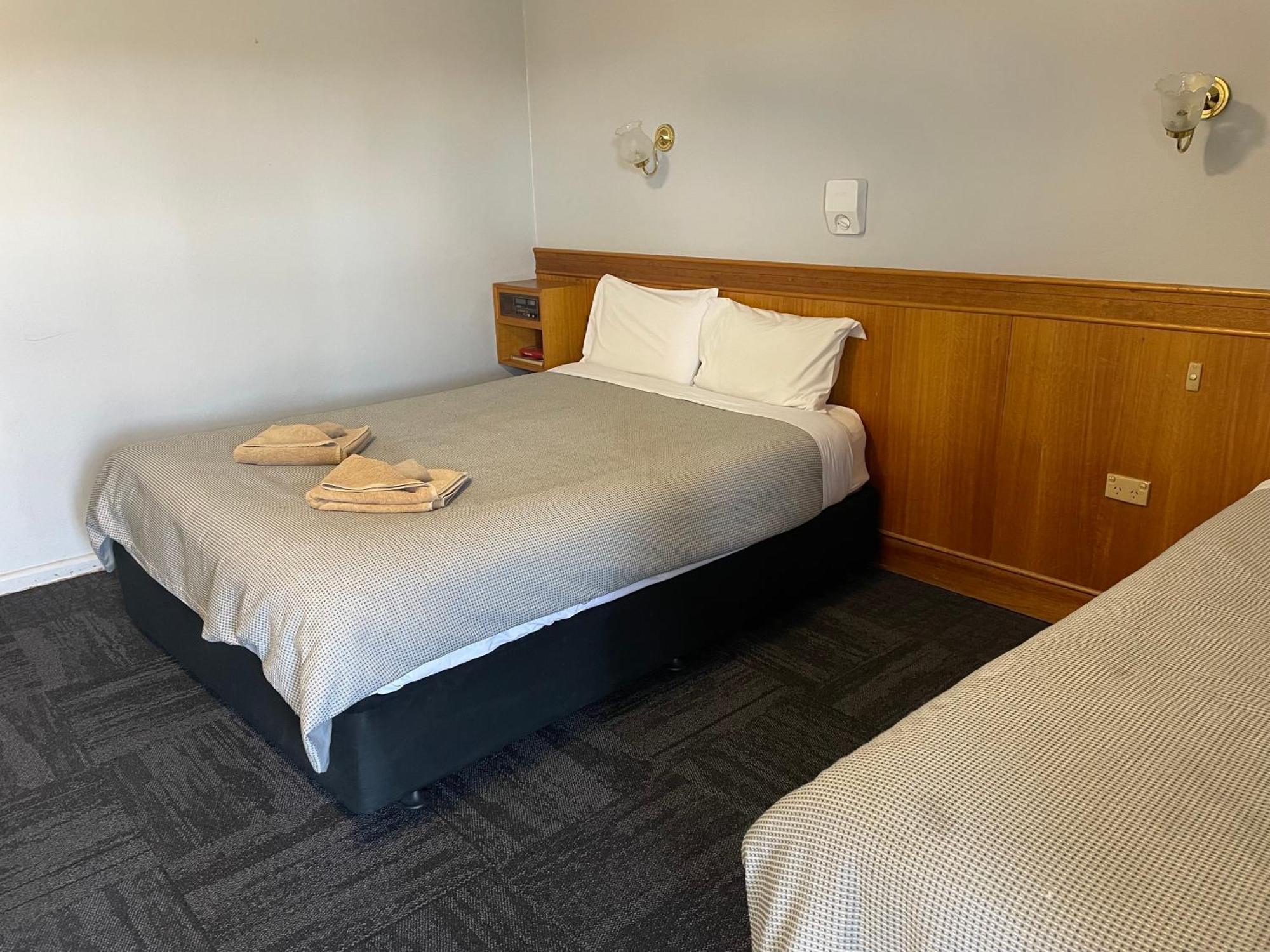 County Lodge Motor Inn West Wyalong Exterior photo