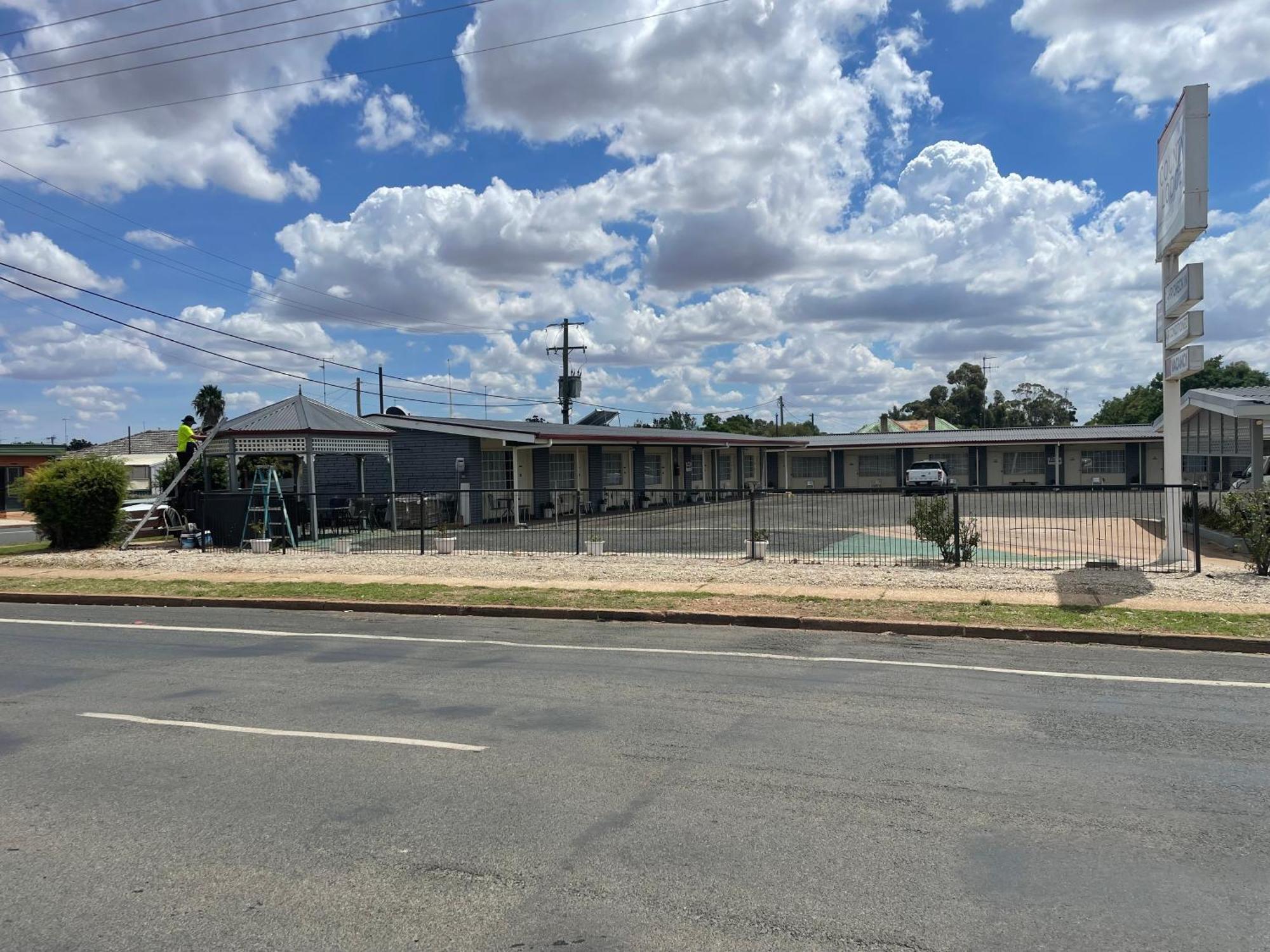 County Lodge Motor Inn West Wyalong Exterior photo